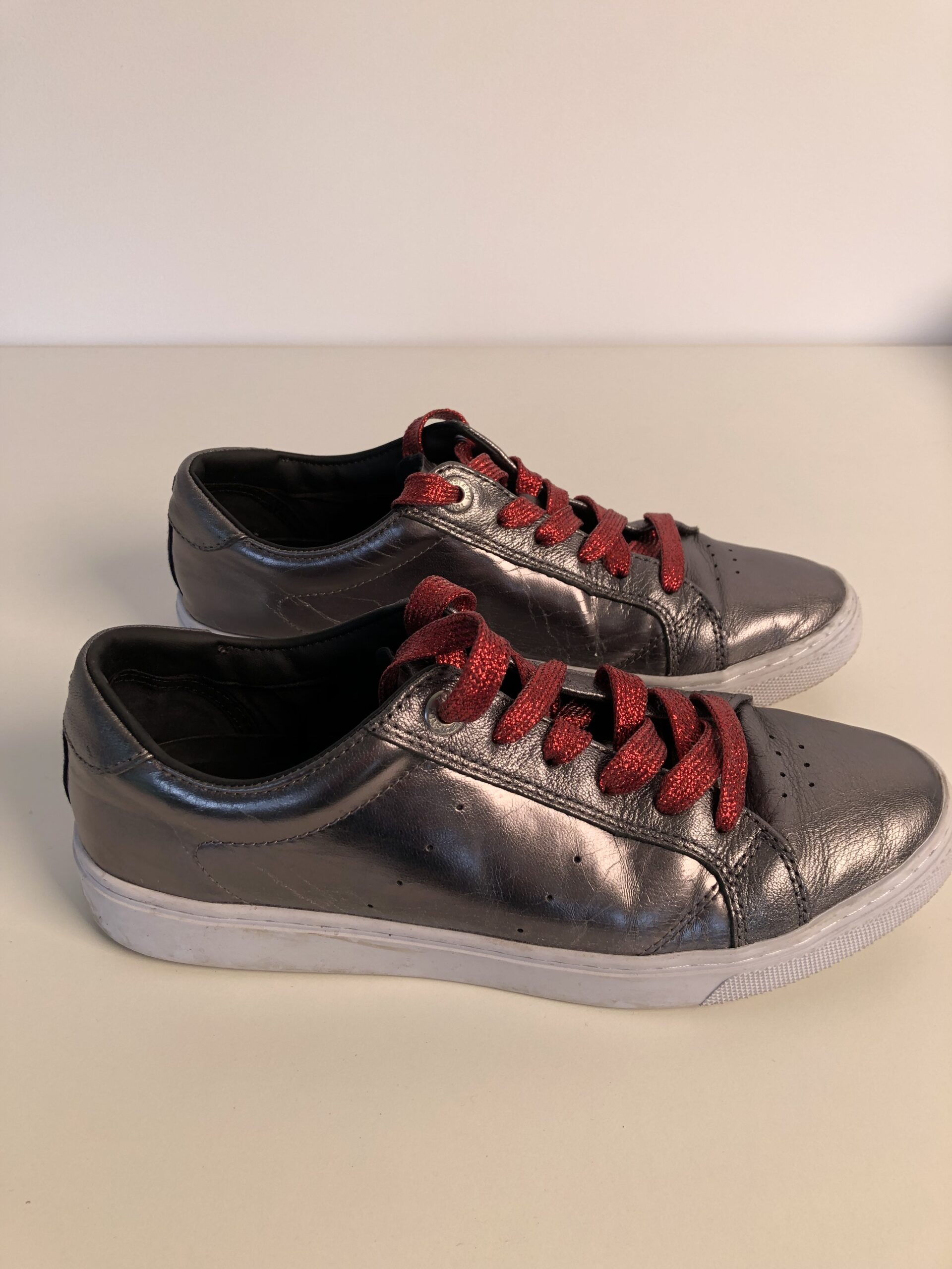 Basket Tommy Hilfiger métalisée à lacets rouge /taille 39 - Image 2