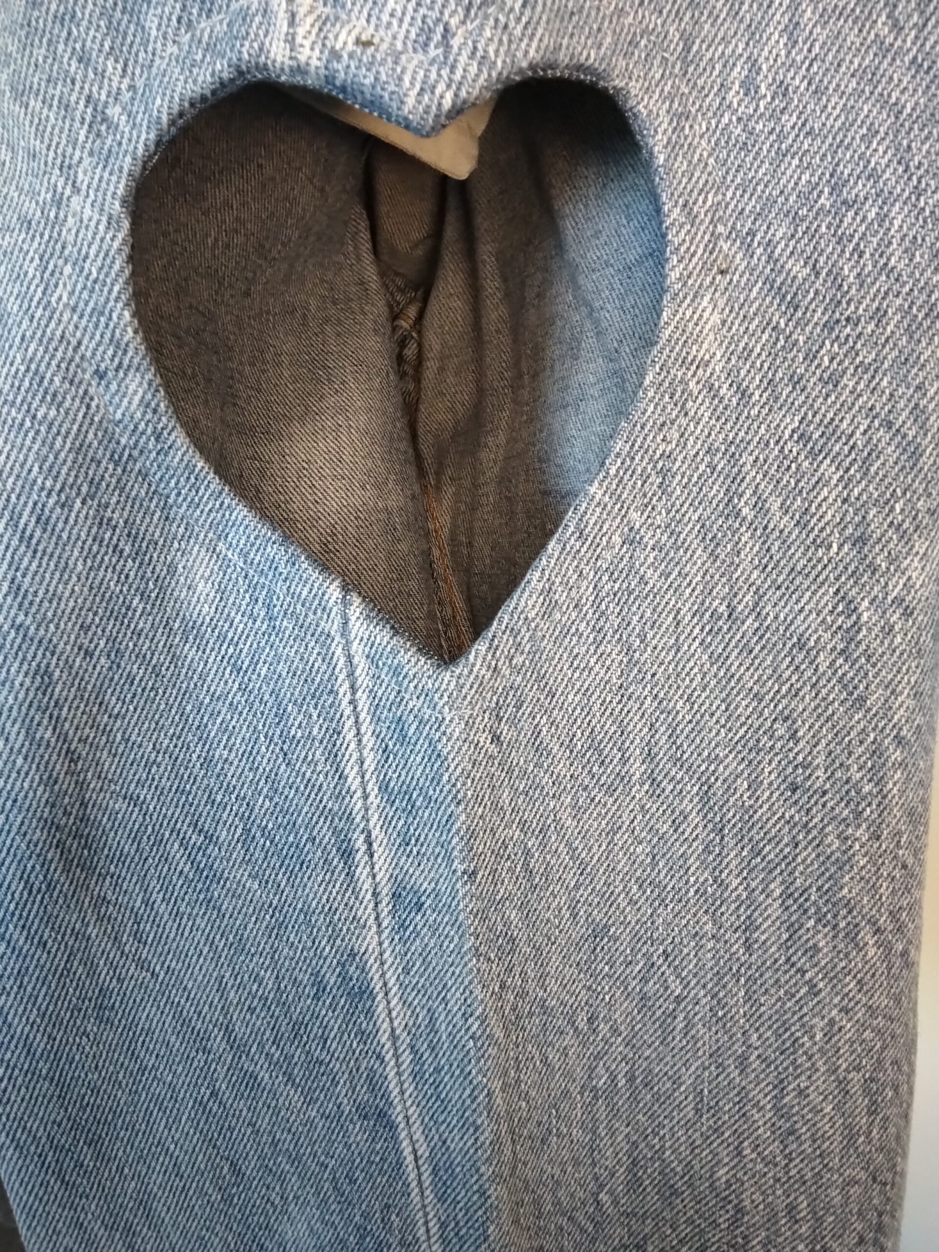 Short en jean avec trou sur le côté /taille 38 - Image 3